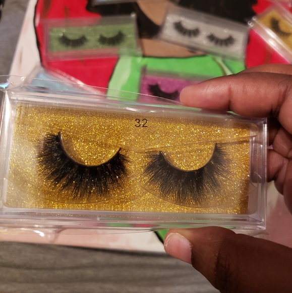 Lashes - Picture 2 of 8